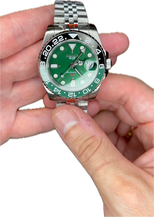 Seiko GMT “Green Edition” – Doble huso horario en verde icónico 💚🌍
