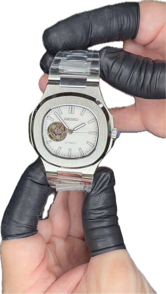 Seiko “Nautilus White Open Heart” – Minimalista con corazón a la vista 🤍⌚