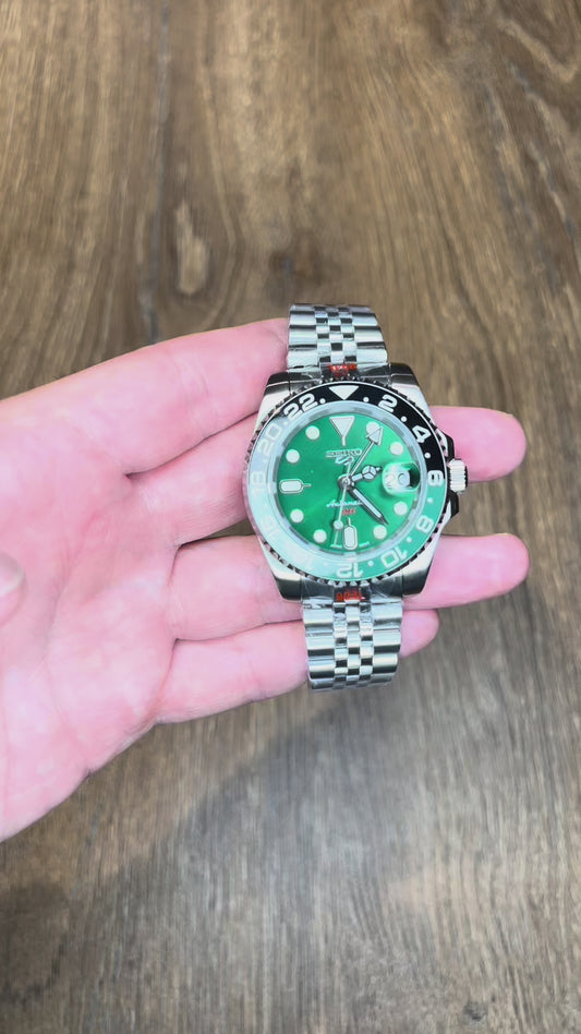 Seiko GMT “Green Edition” – Doble huso horario en verde icónico 💚🌍